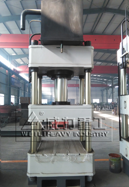 灰斗車(chē)成型三梁四柱液壓機(jī)2