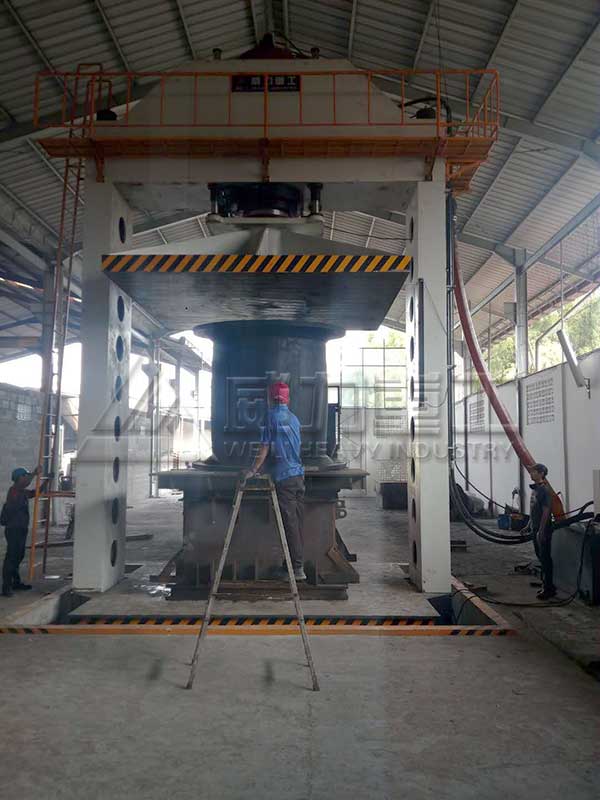 1000噸龍門框架式液壓機使用現(xiàn)場