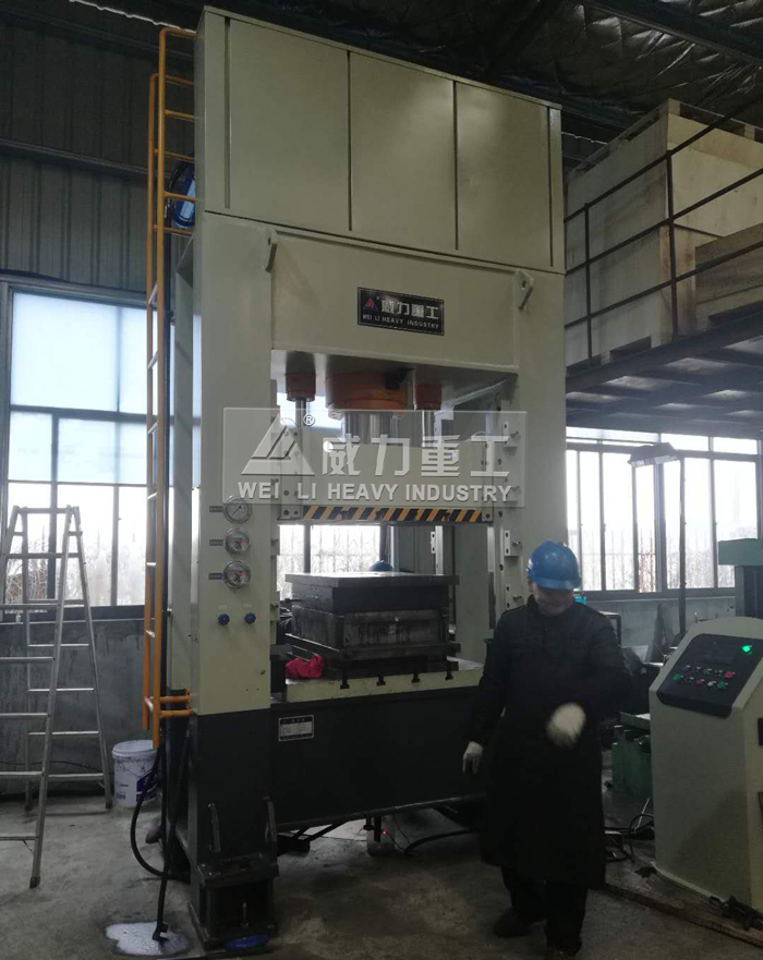 200噸框架式液壓機(jī)客戶現(xiàn)場