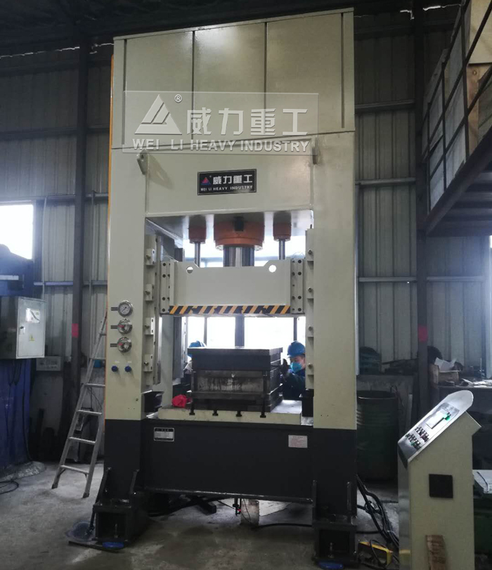 200噸框架式液壓機(jī)客戶現(xiàn)場展示