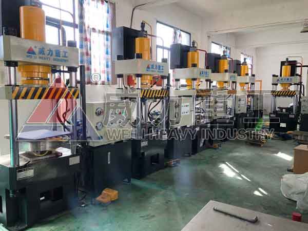 客戶一次采購10臺(tái)塑料菜板液壓機(jī)