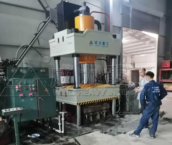 500噸四柱液壓機調(diào)試現(xiàn)場