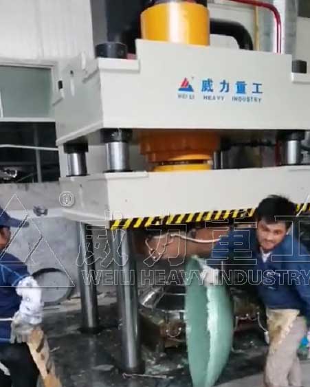 客戶使用500噸四柱液壓機模壓玻璃鋼化糞池封頭現(xiàn)場