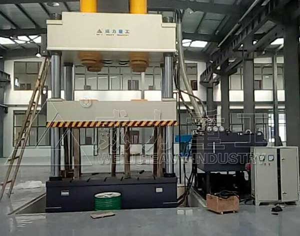 1000噸SMC整體衛(wèi)浴液壓機