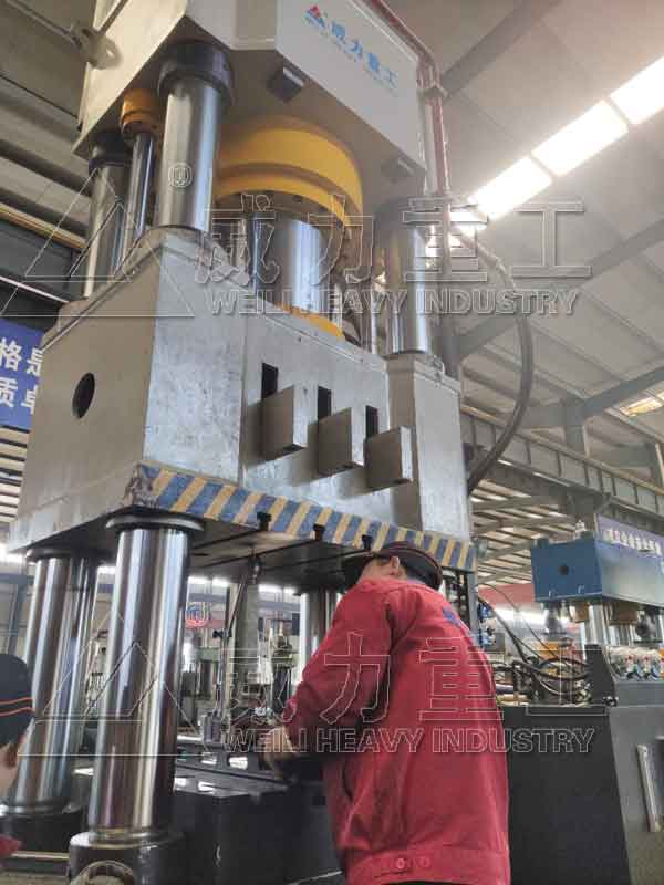 1000噸四柱快速液壓機(jī)精度檢測(cè)