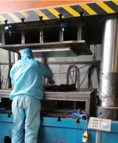 1000噸SMC成型pp板模壓液壓機使用現(xiàn)場